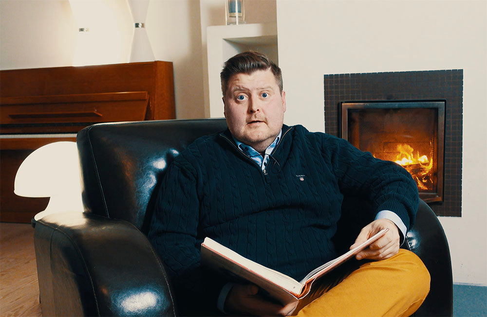 Mies lukee joulusatua