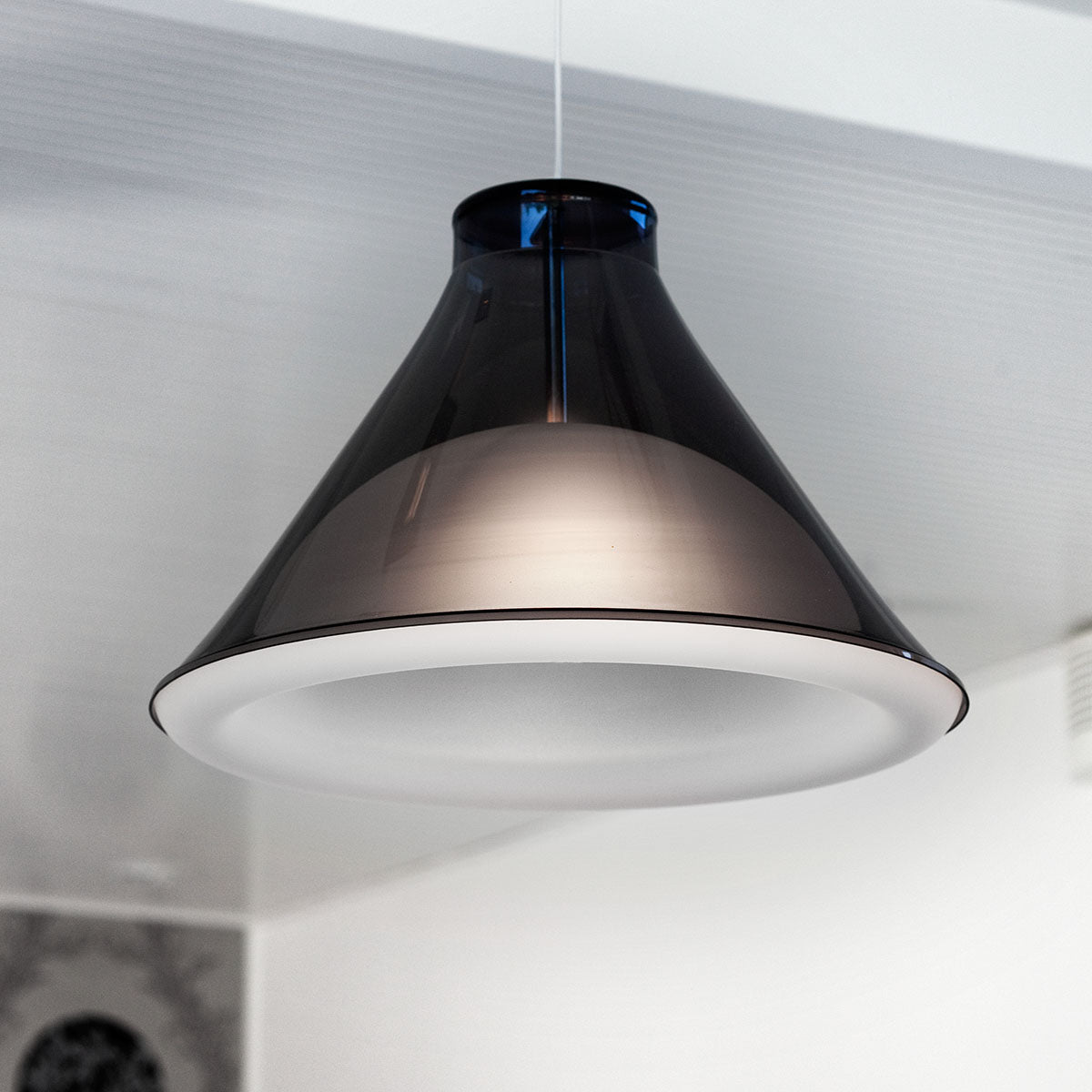 Akryylinen riippuvalaisin katossa