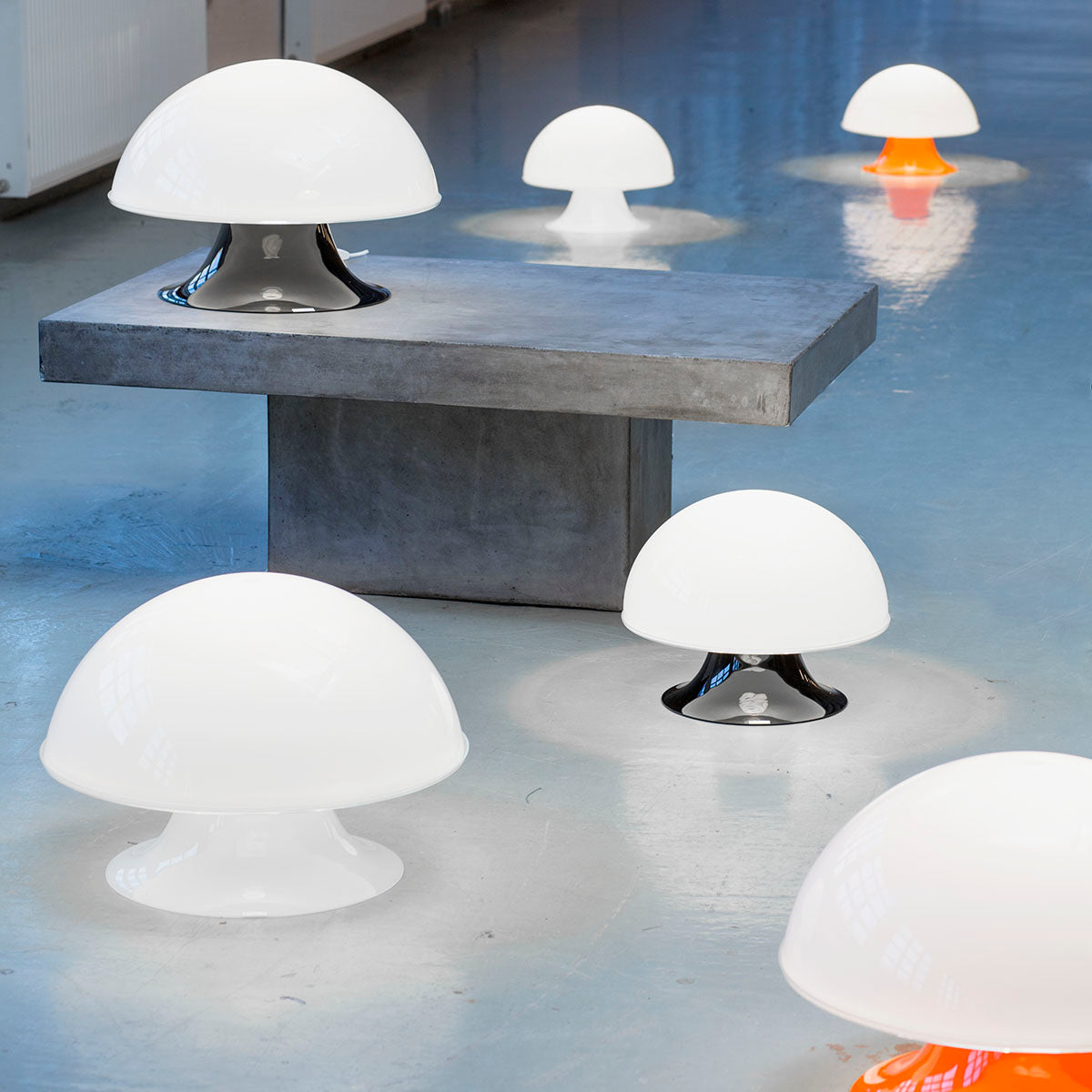 Ryhmä pöytävalaisimia tilassa