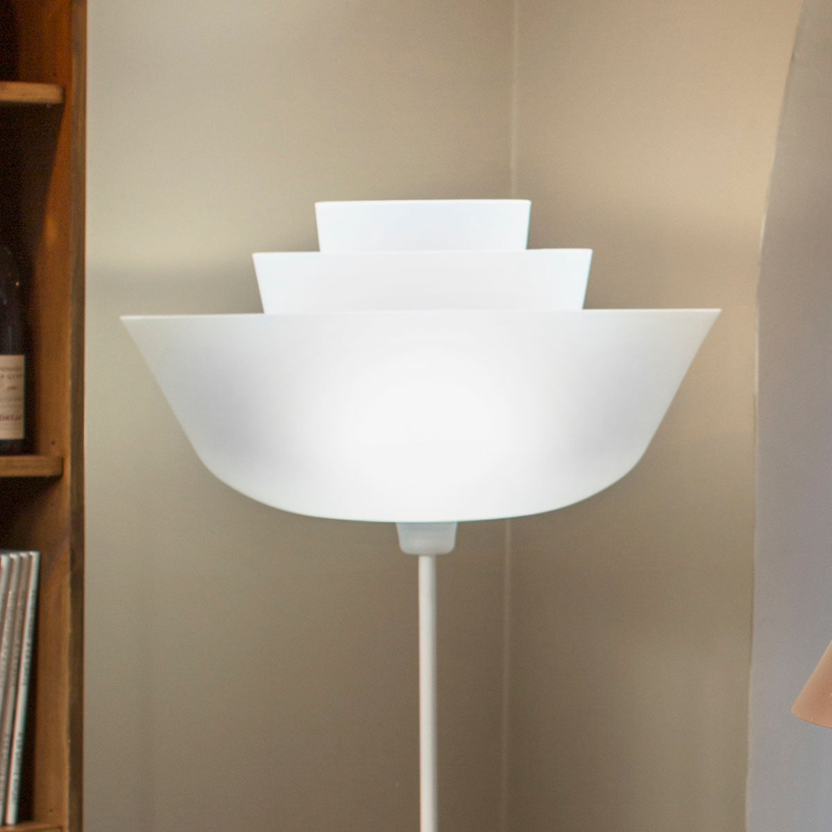 Opaalinvalkoinen lattiavalaisin