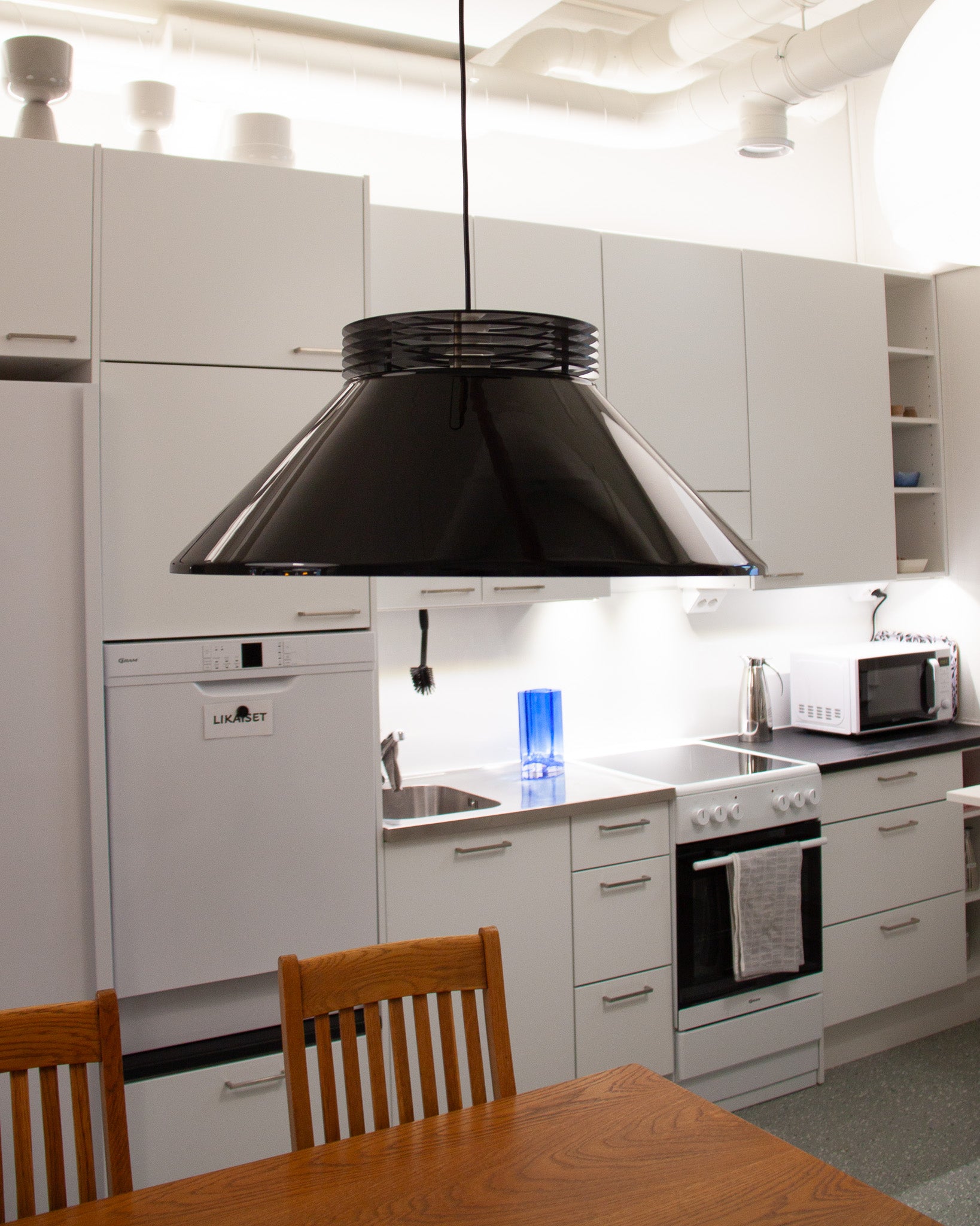 Fosto Reflex musta -riippuvalaisin